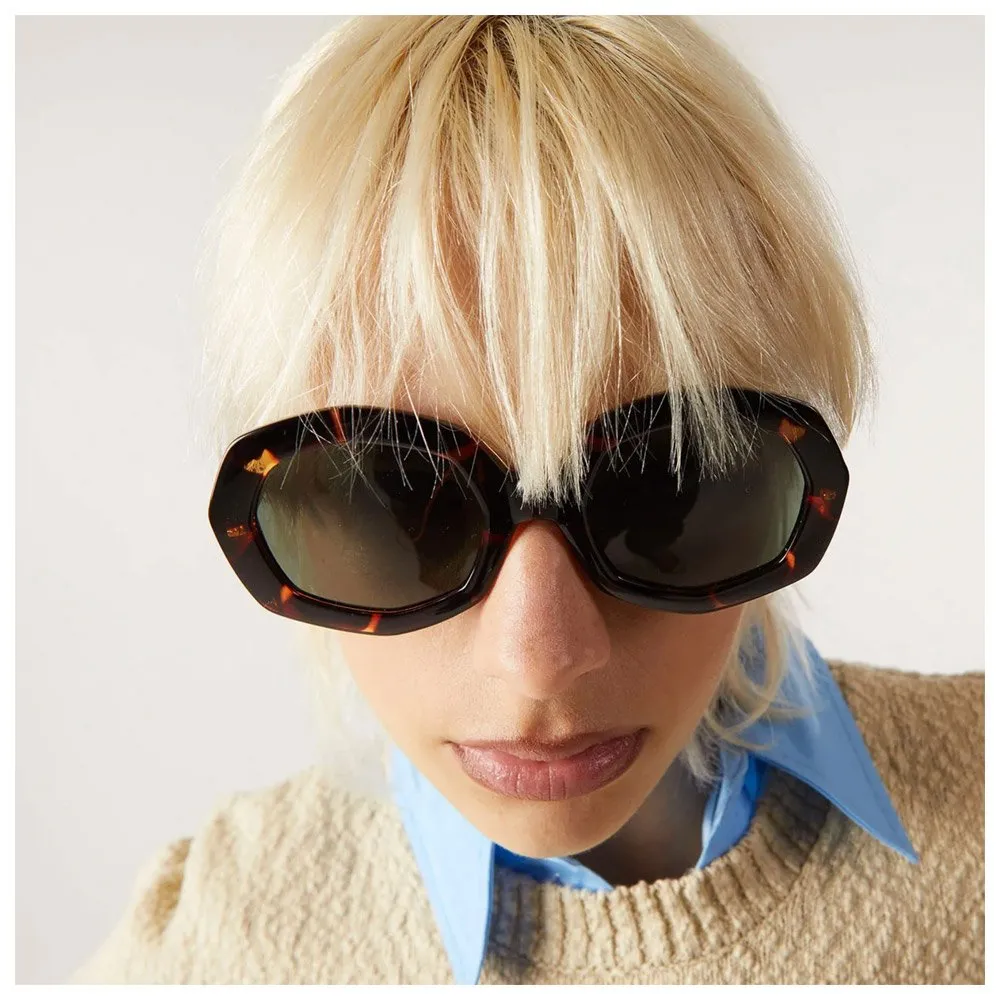 Sunglasses Komono ---Amy Havana